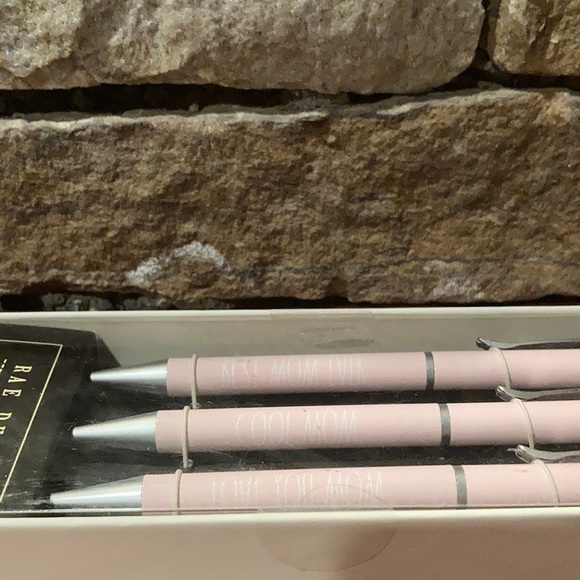 😘 NWT Rae Dunn PINK Pen Set - MOM THEMED (3 pens) - Picture 2 of 3